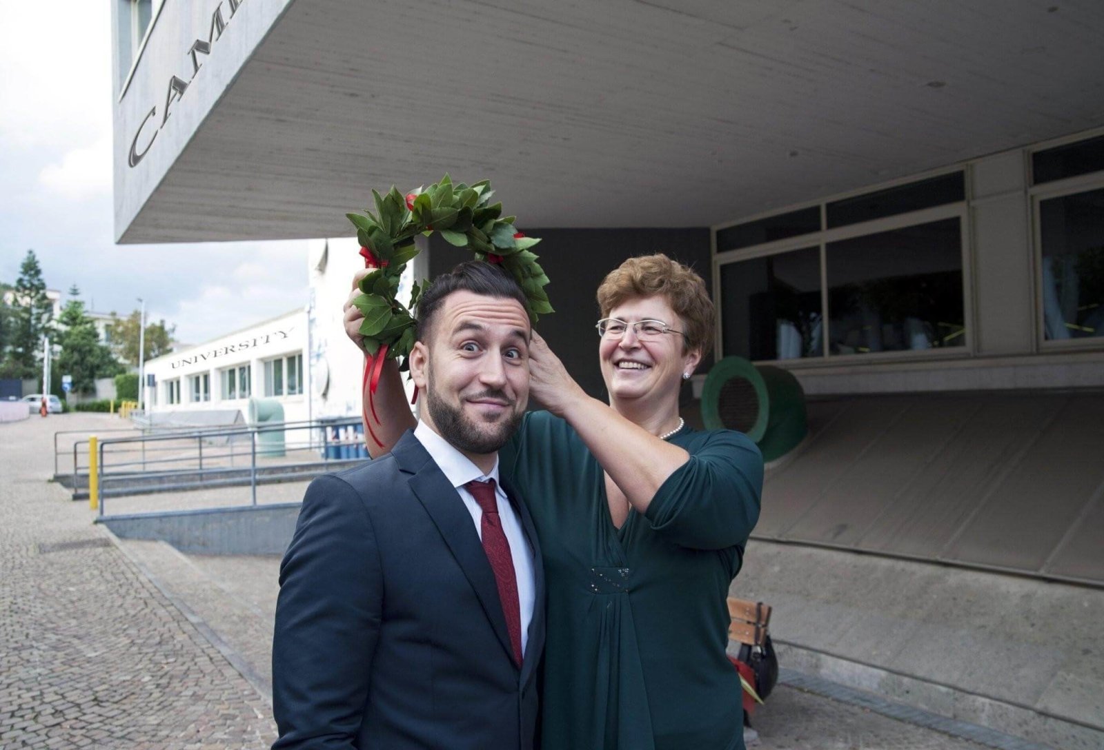 Corona di alloro fresco per laurea, chi la regala? Indossare la Corona di alloro fresco è ormai sempre di più un simbolo imm