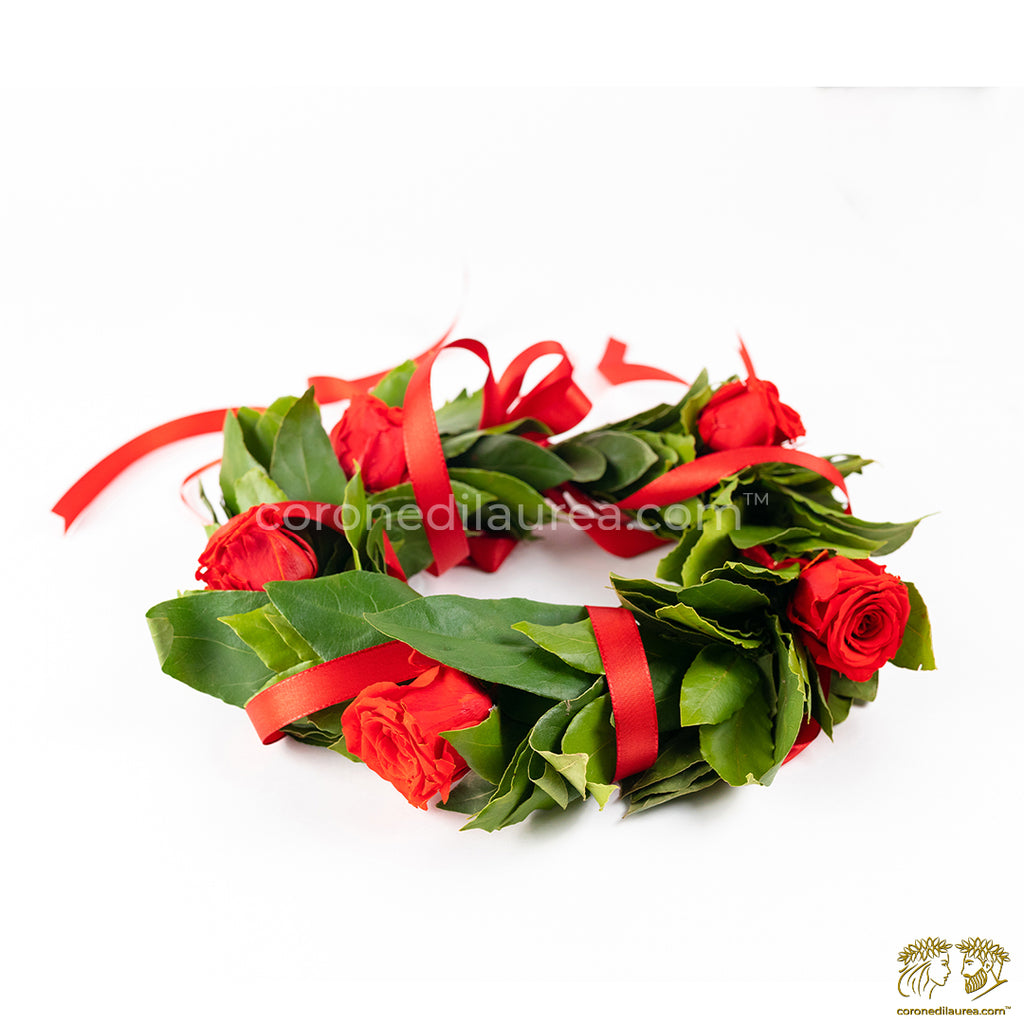 Corona Laurea Rosita - coroncina con foglie di alloro fresco, nastro rosso in circonferenze ed a fiocco di chiusura con aggiunta di roselline rosse - Taglia unica (facilmente regolabile) SPEDIZIONE ITALIA GRATUITA - coronedilaurea.com™